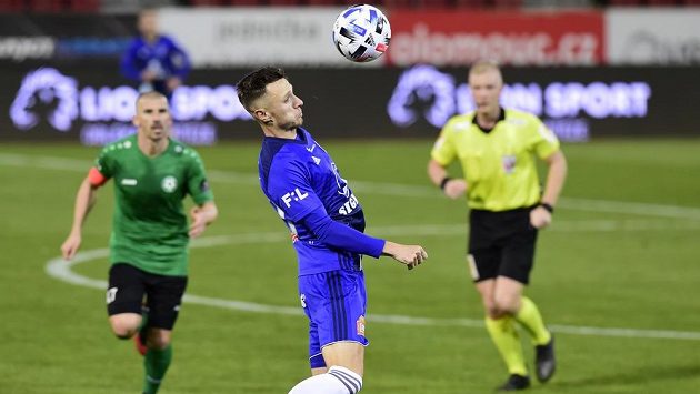 Zleva Jan Rezek z Příbrami, Šimon Falta z Olomouce a hlavní rozhodčí Jan Petřík. Zleva Jan Rezek z Příbrami, Šimon Falta z Olomouce a hlavní rozhodčí Jan Petřík.