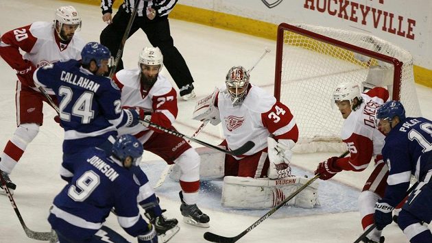 Mrázek v ohni. Hokejisté Lightning na bránu Red Wings bušili, jak jen to šlo, ale gól jim to nepřineslo. Mrázek v ohni. Hokejisté Lightning na bránu Red Wings bušili, jak jen to šlo, ale gól jim to nepřineslo.