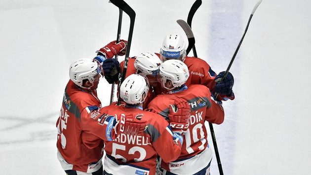 Pardubická radost. Pardubičtí hokejisté (zleva) Jan Mandát, Jacob Cardwell, Ondřej Machala, Vojtěch Budík a Luboš Horký se radují z gólu. Pardubická radost. Pardubičtí hokejisté (zleva) Jan Mandát, Jacob Cardwell, Ondřej Machala, Vojtěch Budík a Luboš Horký se radují z gólu.