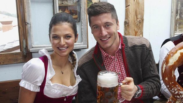 Útočník Bayernu Mnichov Robert Lewandowski s manželkou Annou Stachurskou na Oktoberfestu. Útočník Bayernu Mnichov Robert Lewandowski s manželkou Annou Stachurskou na Oktoberfestu.