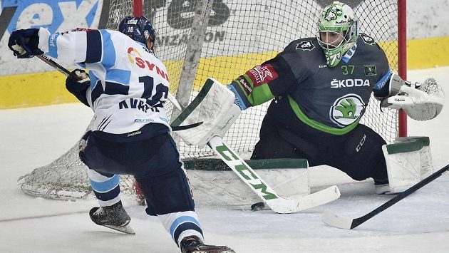 Marek Kvapil z Liberce a brankář Mladé Boleslavi Gašper Krošelj. Marek Kvapil z Liberce a brankář Mladé Boleslavi Gašper Krošelj.