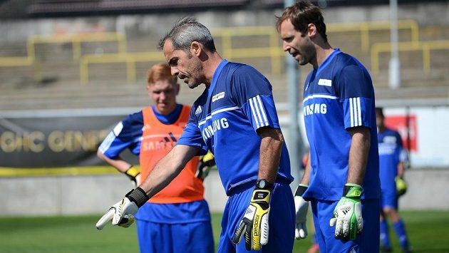 Trenér brankářů Chelsea Christophe Lollichon (vpředu) a Petr Čech během tréninku s mladými brankáři v rámci své fotbalové školy na Strahově. Trenér brankářů Chelsea Christophe Lollichon (vpředu) a Petr Čech během tréninku s mladými brankáři v rámci své fotbalové školy na Strahově.
