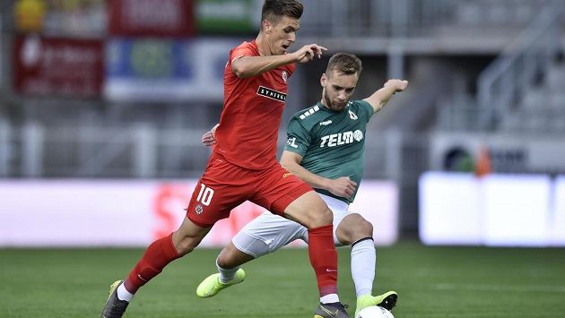 Antonín Růsek z Brna a Miloš Kratochvíl z Jablonce v souboji během 3. kola fotbalového MOL Cupu. Antonín Růsek z Brna a Miloš Kratochvíl z Jablonce v souboji během 3. kola fotbalového MOL Cupu.