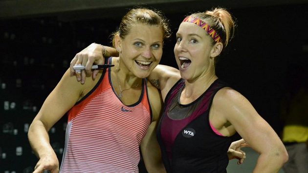 Česká tenistka Lucie Šafářová (vlevo) s Američankou Bethanií Mattekovou-Sandsovou na turnaji v Miami. Česká tenistka Lucie Šafářová (vlevo) s Američankou Bethanií Mattekovou-Sandsovou na turnaji v Miami.