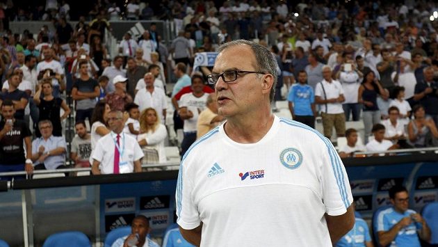 Nyní už bývalý trenér fotbalistů Marseille Marcelo Bielsa. Nyní už bývalý trenér fotbalistů Marseille Marcelo Bielsa.