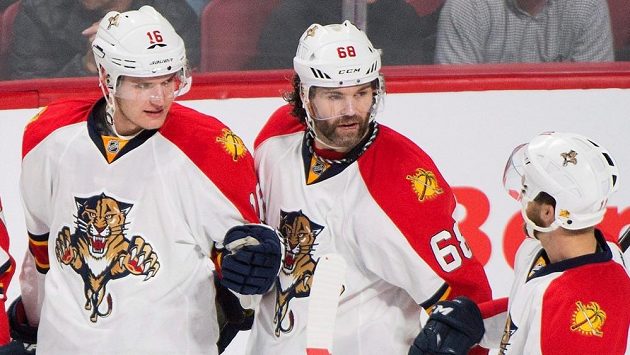 Aleksander Barkov (16), Jaromír Jágr (68) a Jonathan Huberdeau (11) se radují z branky Floridy v zápase NHL. Aleksander Barkov (16), Jaromír Jágr (68) a Jonathan Huberdeau (11) se radují z branky Floridy v zápase NHL.