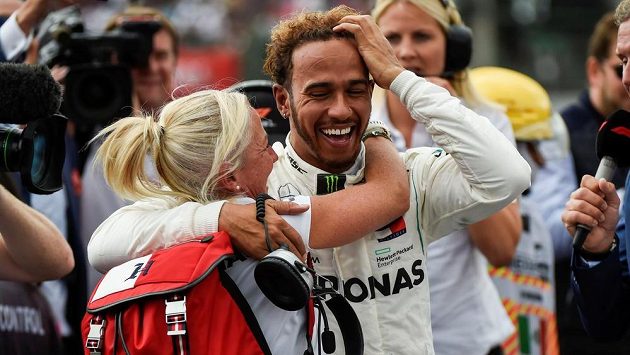 Jako kdyby Lewis Hamilton nedokázal uvěřit tomu, že se popáté v kariéře stal mistrem světa v F1. Jako kdyby Lewis Hamilton nedokázal uvěřit tomu, že se popáté v kariéře stal mistrem světa v F1.