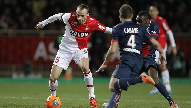 Dimitar Berbatov z Monaka (vlevo) se snaží obejít Yohana Cabayeho z PSG. Dimitar Berbatov z Monaka (vlevo) se snaží obejít Yohana Cabayeho z PSG.
