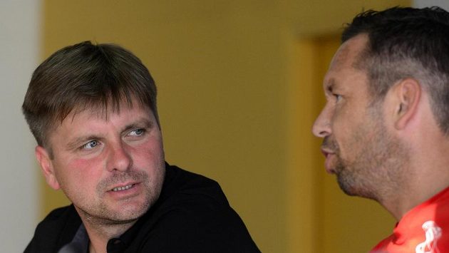Plzeňský trenér Dušan Uhrin ml. (vlevo) a záložník Pavel Horváth na tiskové konferenci před pátečním zápasem Superpoháru. Plzeňský trenér Dušan Uhrin ml. (vlevo) a záložník Pavel Horváth na tiskové konferenci před pátečním zápasem Superpoháru.
