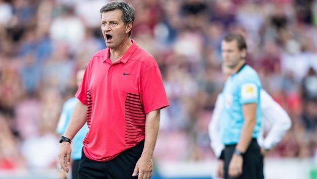 Trenér Příbrami Josef Csaplár během utkání na Spartě. Trenér Příbrami Josef Csaplár během utkání na Spartě.