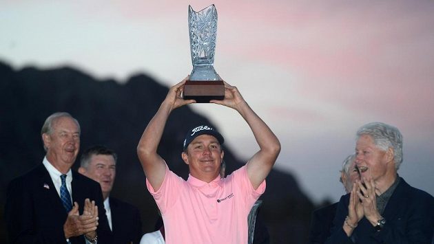Golfista Jason Dufner s trofejí pro vítěze turnaje v La Quintě. Golfista Jason Dufner s trofejí pro vítěze turnaje v La Quintě.