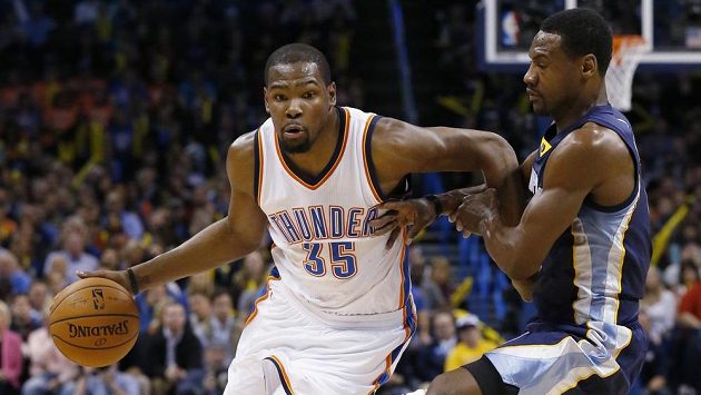 Kevin Durant (vlevo) z Oklahomy dribluje kolem Tonyho Allena z Memphisu. Kevin Durant (vlevo) z Oklahomy dribluje kolem Tonyho Allena z Memphisu.