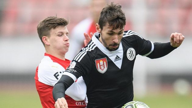 Patrik Brandner z Českých Budějovic (vpravo) v duelu se Slavií. Patrik Brandner z Českých Budějovic (vpravo) v duelu se Slavií.
