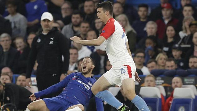 Hvězda Chelsea Eden Hazard (vlevo) a Ondřej Kúdela ze Slavie v odvetě čtvrtfinále Evropské ligy. Hvězda Chelsea Eden Hazard (vlevo) a Ondřej Kúdela ze Slavie v odvetě čtvrtfinále Evropské ligy.