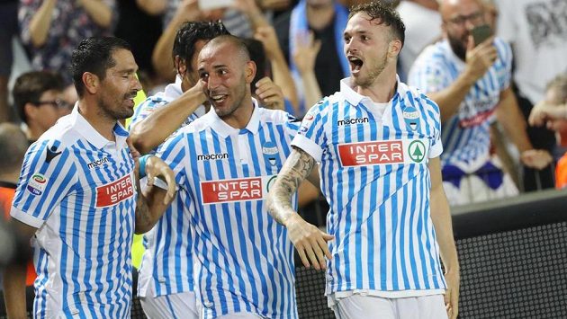 Fotbalisté Spalu oslavují branku v zápase proti Udine. Fotbalisté Spalu oslavují branku v zápase proti Udine.