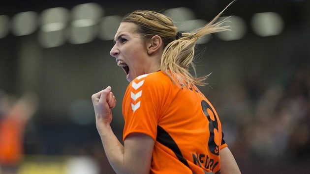 Nizozemská házenkářka Lois Abbinghová při utkání s Francií. Nizozemská házenkářka Lois Abbinghová při utkání s Francií.