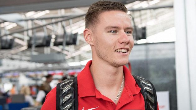 Pavel Maslák během odletu atletické výpravy na MS do Londýna. Pavel Maslák během odletu atletické výpravy na MS do Londýna.