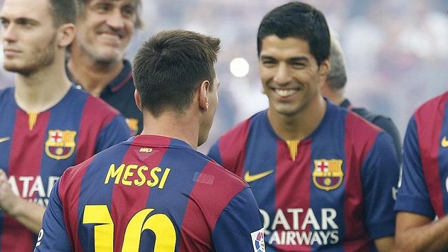 Útočník Barcelony Luis Suárez (vpravo) se zdraví s hvězdným Argentincem Lionelem Messim. Útočník Barcelony Luis Suárez (vpravo) se zdraví s hvězdným Argentincem Lionelem Messim.