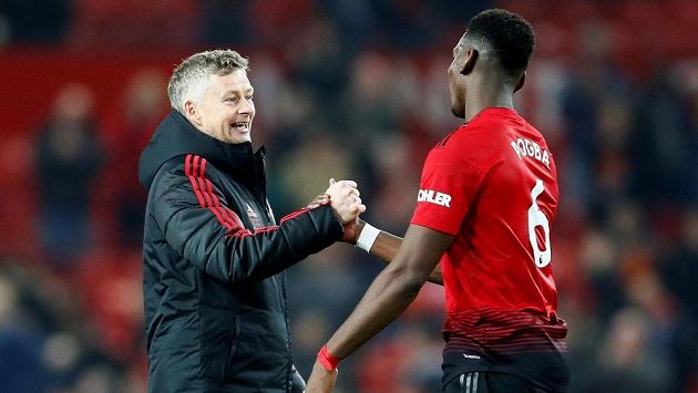 Kouč Manchesteru United Ole Gunnar Solskjaer a kanonýr Paul Pogba po vítězství nad Huddersfieldem. Kouč Manchesteru United Ole Gunnar Solskjaer a kanonýr Paul Pogba po vítězství nad Huddersfieldem.