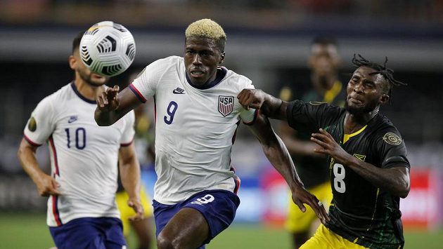 Američan Gyasi Zardes (9) a Jamajčan Oniel Fisher (8). Američan Gyasi Zardes (9) a Jamajčan Oniel Fisher (8).