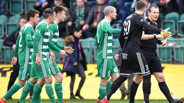 Fotbalisté Bohemians 1905 v diskusi s rozhodčím Pavlem Královcem. Fotbalisté Bohemians 1905 v diskusi s rozhodčím Pavlem Královcem.