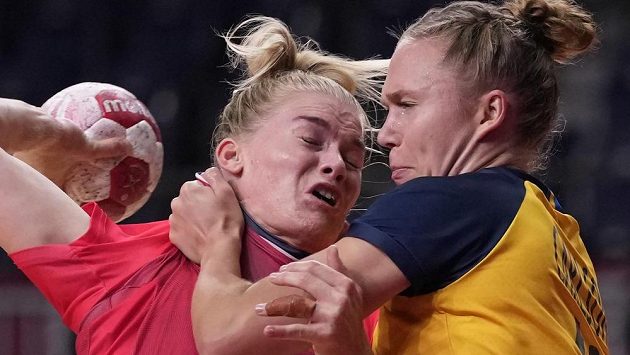 Tvrdý souboj mezi Veronicou Krestiansenovou (vlevo) z Norska a Švédkou Jenny Carlsonovou v utkání o bronz v olympijském turnaji házenkářek. Tvrdý souboj mezi Veronicou Krestiansenovou (vlevo) z Norska a Švédkou Jenny Carlsonovou v utkání o bronz v olympijském turnaji házenkářek.