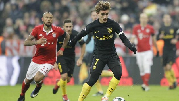 Útočník Atlétika Madrid Antoine Griezmann (vpředu) v zápase s Bayernem Mnichov. Útočník Atlétika Madrid Antoine Griezmann (vpředu) v zápase s Bayernem Mnichov.