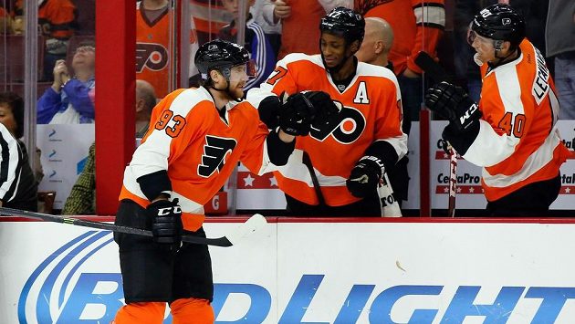 Útočník Philadelphie Jakub Voráček slaví se spoluhráči Waynem Simmondsem (uprostřed) a Vincentem Lecavalierem gól proti Edmontonu. Útočník Philadelphie Jakub Voráček slaví se spoluhráči Waynem Simmondsem (uprostřed) a Vincentem Lecavalierem gól proti Edmontonu.