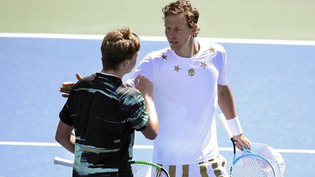 Tenista Tomáš Berdych vypadl na US Open stejně jako ve Wimbledonu v 1. kole. V New Yorku prohrál s domácím Jensonem Brooksbym 1:6, 6:2, 4:6 a 4:6. Tenista Tomáš Berdych vypadl na US Open stejně jako ve Wimbledonu v 1. kole. V New Yorku prohrál s domácím Jensonem Brooksbym 1:6, 6:2, 4:6 a 4:6.