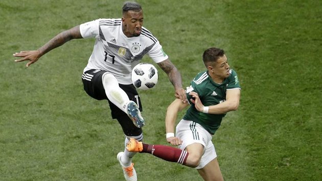 Německý obránce Jerome Boateng odehrává míč před Javierem Hernándezem z Mexika. Německý obránce Jerome Boateng odehrává míč před Javierem Hernándezem z Mexika.