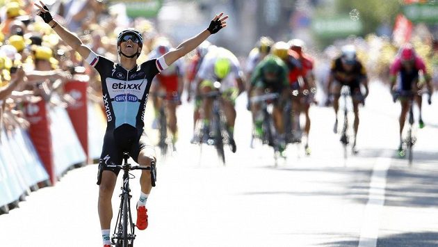 Český cyklista v cíli šesté etapy Tour de France všem svým konkurentům ujle a vychutnal si životní triumf. Český cyklista v cíli šesté etapy Tour de France všem svým konkurentům ujle a vychutnal si životní triumf.