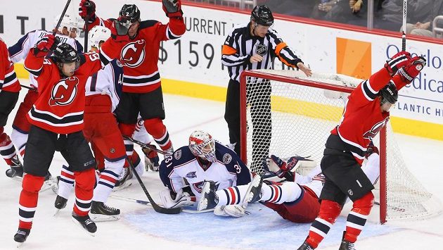 Radost hokejistů New Jersey z vyrovnání v duelu s Columbusem. Vlevo v červeném asistenti Jaromír Jágr a Marek Židlický, vpravo střelec Adam Henrique. Radost hokejistů New Jersey z vyrovnání v duelu s Columbusem. Vlevo v červeném asistenti Jaromír Jágr a Marek Židlický, vpravo střelec Adam Henrique.
