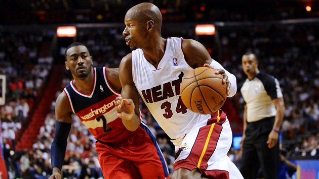 Hráč Miami Heat Ray Allen (34) uniká Johnu Wallovi (2) z Washingtonu. Hráč Miami Heat Ray Allen (34) uniká Johnu Wallovi (2) z Washingtonu.