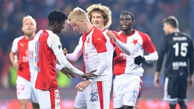 Fotbalisté Slavie slaví gól v síti Baníku Ostrava. Fotbalisté Slavie slaví gól v síti Baníku Ostrava.