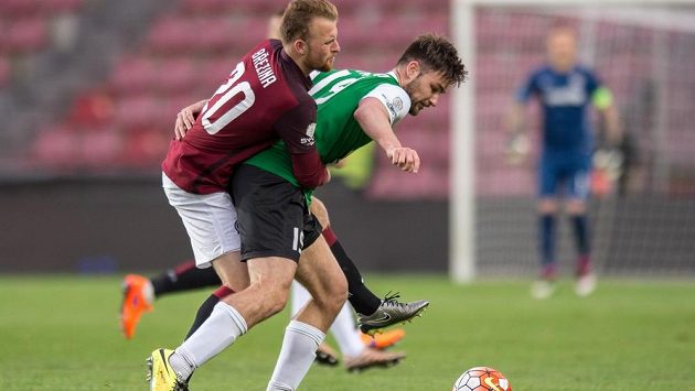 Tomáš Wágner (vpravo) z Jablonce v souboji se sparťanem Davidem Březinou. Tomáš Wágner (vpravo) z Jablonce v souboji se sparťanem Davidem Březinou.
