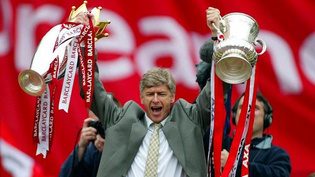 Velký okamžik v kariéře Arséna Wengera. V roce 2002 vybojoval s Arsenalem titul v Premier League i triumf v anglickém poháru. Velký okamžik v kariéře Arséna Wengera. V roce 2002 vybojoval s Arsenalem titul v Premier League i triumf v anglickém poháru.