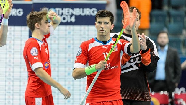 Tomáš Sladký děkuje fanouškům po prohraném semifinále s Finskem, za ním Patrik Dóža a brankář Tomáš Kafka. Tomáš Sladký děkuje fanouškům po prohraném semifinále s Finskem, za ním Patrik Dóža a brankář Tomáš Kafka.
