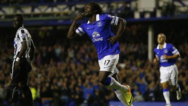 Útočník Evertonu Romelu Lukaku slaví jeden ze svých gólů proti Newcastlu. Útočník Evertonu Romelu Lukaku slaví jeden ze svých gólů proti Newcastlu.