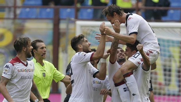 Albin Ekdal (vpravo nahoře) se raduje se spoluhráči z Cagliari z gólu proti Interu Milán. Albin Ekdal (vpravo nahoře) se raduje se spoluhráči z Cagliari z gólu proti Interu Milán.