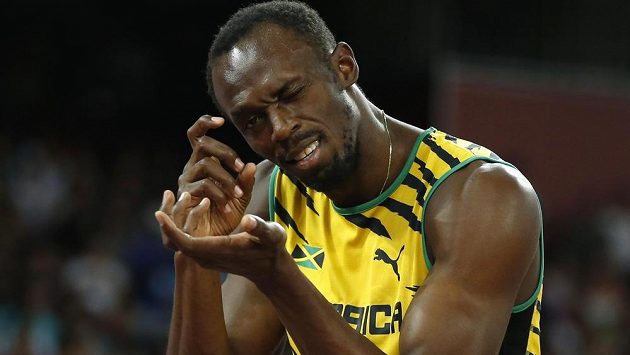 Usain Bolt gestikuluje před startem rozběhů na dvoustovce. Usain Bolt gestikuluje před startem rozběhů na dvoustovce.