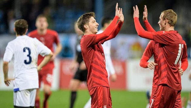 Michal Sáček (vlevo) a Ondřej Mihálik oslavují gól na 2:0 v utkání se San Marinem. Michal Sáček (vlevo) a Ondřej Mihálik oslavují gól na 2:0 v utkání se San Marinem.