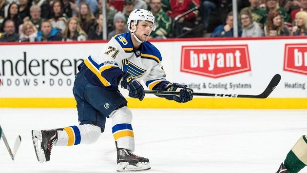 Vladimír Sobotka (71) ze St. Louis střílí gól v zápase proti Minnesotě. Vladimír Sobotka (71) ze St. Louis střílí gól v zápase proti Minnesotě.