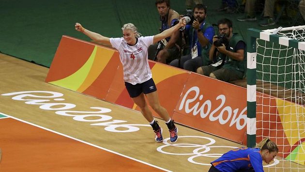 Norka Veronica Kristiansen se raduje z gólu v zápase o třetí místo. Norka Veronica Kristiansen se raduje z gólu v zápase o třetí místo.