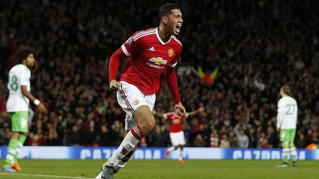 Fotbalista Manchesteru United Chris Smalling slaví gól proti Wolfsburgu v utkání Ligy mistrů. Fotbalista Manchesteru United Chris Smalling slaví gól proti Wolfsburgu v utkání Ligy mistrů.