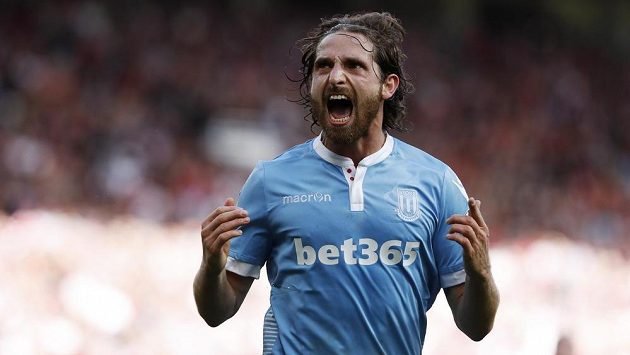 Záložník Stoke City Joe Allen oslavuje svůj gól proti Manchesteru United. Záložník Stoke City Joe Allen oslavuje svůj gól proti Manchesteru United.