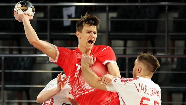 Rus Sergej Mark Kosorotov a bránící Bělorus Mikita Vailupau. Rus Sergej Mark Kosorotov a bránící Bělorus Mikita Vailupau.