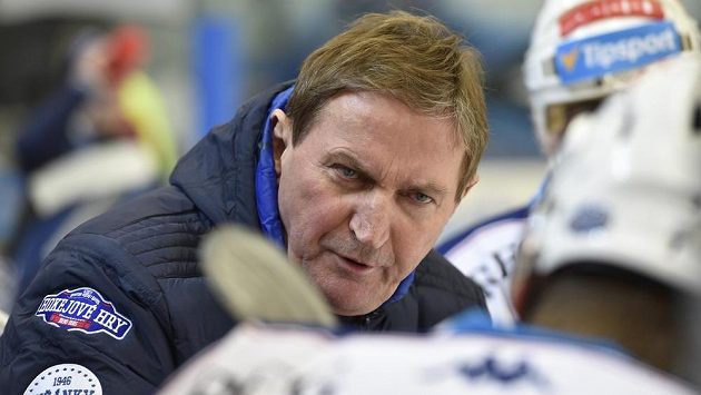 Alois Hadamczik na lavičce Komety Brno. Alois Hadamczik na lavičce Komety Brno.