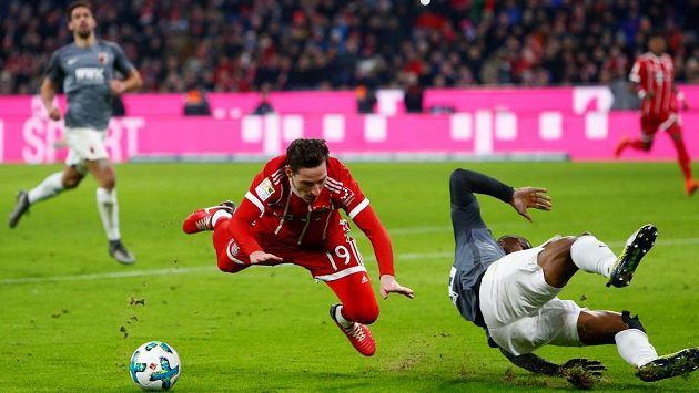 Bayern Mnichov porazil v Bundeslize Augsburg 3:0 a pokračuje ve vítězné šňůře. Bayern Mnichov porazil v Bundeslize Augsburg 3:0 a pokračuje ve vítězné šňůře.