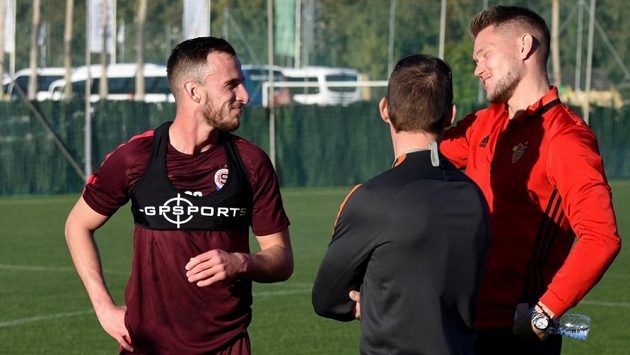 Exsparťanský gólman Basileje Tomáš Vaclík (vpravo) v rozhovoru s obráncem Matějem Hybšem (vlevo). Exsparťanský gólman Basileje Tomáš Vaclík (vpravo) v rozhovoru s obráncem Matějem Hybšem (vlevo).