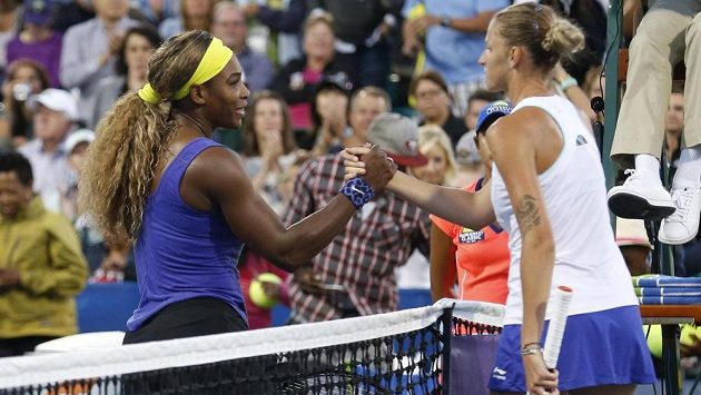 Česká tenistka Karolína Plíšková (vpravo) si po zápase podává ruku s Američankou Serenou Williamsovou. Česká tenistka Karolína Plíšková (vpravo) si po zápase podává ruku s Američankou Serenou Williamsovou.